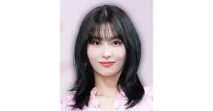 ブラウンのタンクトップ姿のTWICE・モモ、首元のネックレスを強調…激カワショットに「似合ってる」「素敵」