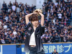 「LE SSERAFIM」ウンチェ、日本プロ野球の始球式に登場…“勝利の妖精”