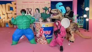 TWICEモモ&サナがカップラーメン、チェヨンは「イカゲーム」兵士に デビュー6周年ライブでの仮装が話題「気合いがすごい」