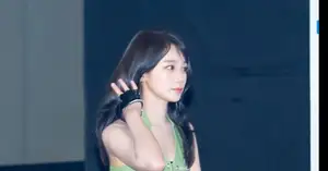 [Photo] LE SSERAFIM Kim Chae-won enters, flipping hair adorably - CHOSUNBIZ
