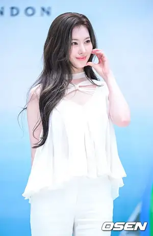 [Photo] TWICE Sana strikes elegant ball heart - CHOSUNBIZ