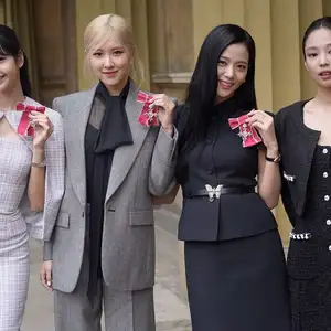 BLACKPINK、チャールズ国王から直々に名誉大英帝国勲章を授与される。ジョークを交えた掛け合いに注目!