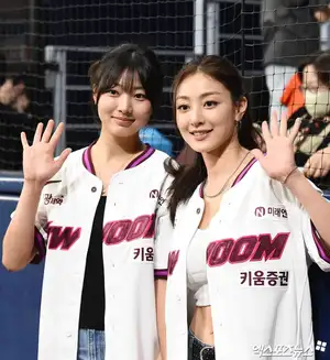TWICE's Jihyo draws attention with sister at baseball game as fans spot family's rising star power