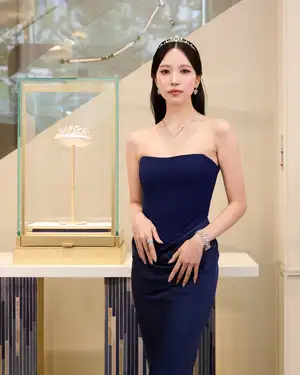 【レポート】TWICEミナ、ネイビードレス&ティアラ姿でショーメのイベントに登場