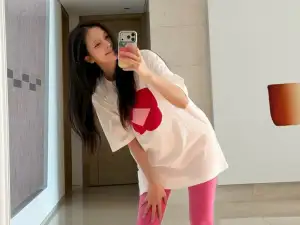 「BLACKPINK」JISOO、自撮りの背後に写りこんだ自宅のリビングが話題…美術館級