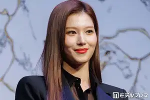 TWICEサナ、ショーパンからスラリ美脚「全身バランス神」「脚長すぎる」の声(モデルプレス)