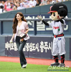 TWICE's Nayeon, a goddess at the baseball stadium