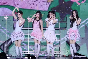 <ライブレポート>ILLIT、初のライブツアーで見せた成長と絆 HANAとのサプライズ共演も