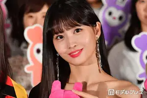 TWICEモモ、大胆肩出しショットの美貌にファン陥落「ため息が出るほど綺麗」