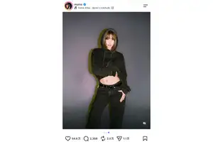 TWICE MOMO、ヘソ出しコーデやモンチッチを抱えるショット　Onitsuka Tigerを着こなす姿に「スタイル良き」「美人すぎる」