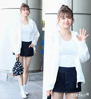 TWICE’s Jeongyeon draws buzz with refreshing airport look