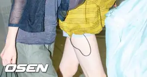[Photo] ILLIT's Iroha-Min-ju link arms warmly - CHOSUNBIZ