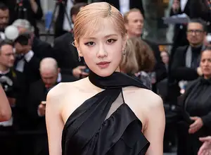 BLACKPINKのロゼ、人気番組で激辛手羽先に屈しそうになり愛犬ハンクに最後のメッセージを伝える