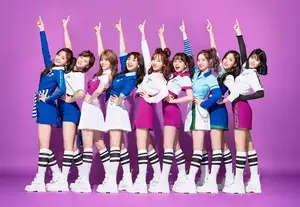 TWICEモモ&サナ&ツウィ、レアなプリクラを公開 日本語で“落書き”も