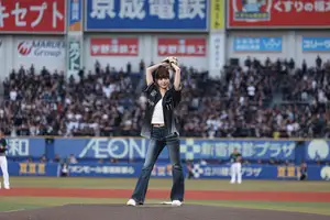 LE SSERAFIM・HONG EUNCHAE、始球式でスタジアム魅了「野球が大好き。本当にうれしい1日」
