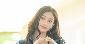 [Photo] TWICE Ji-hyo sends heart - CHOSUNBIZ