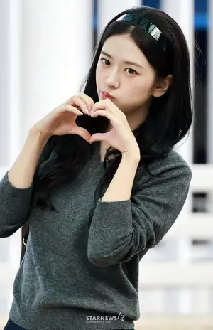 IVE's Yujin 'Cute Heart' [★Photo]