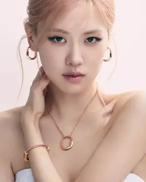 ティファニー、BLACKPINKのロゼにインスパイアされたコレクション「ティファニー ロック ロゼ エディション」を発表!ティファニー表参道で先行発売