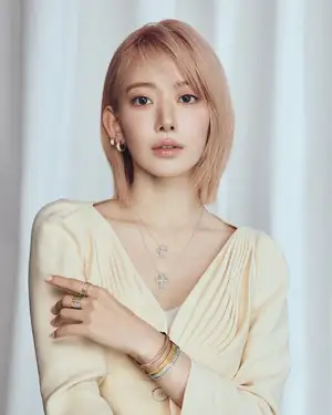 ダミアーニ、LE SSERAFIMサクラをフレンド・オブ・ザ・ハウスに起用（FASHIONSNAP）