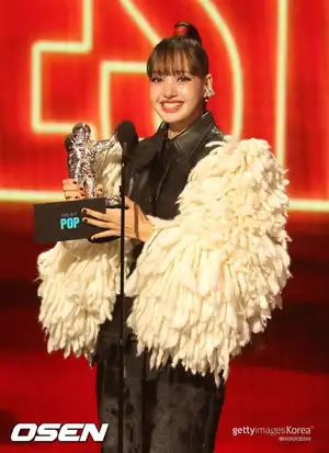 BLACKPINK’s Lisa Wins MTV VMA Best Pop Over Taylor Swift