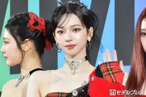 aespaカリナ、胸元ざっくりドレス着こなす頬杖ショットに絶賛の声「女神の憂鬱」「絵画のような美しさ」と反響(モデルプレス)