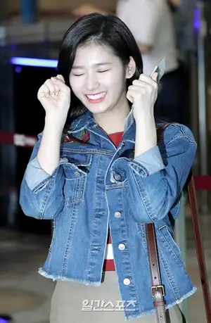 TWICE日本人メンバーのサナ、空港を明るくする愛嬌ポーズ