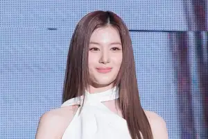 白い花々にそっと寄り添う夜の女神…TWICE・サナ、黒“ノースリーブ”タンク姿に「神々しい」「美しすぎ」（WEBザテレビジョン）