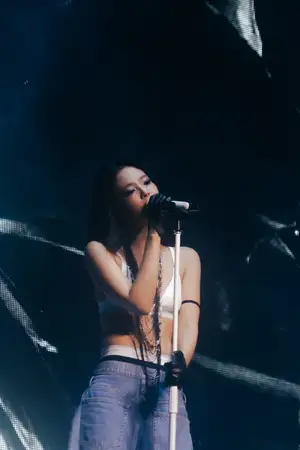 BLACKPINK ジェニー、東京サマーソニックでホットなデニムルック纏って会場が熱狂！