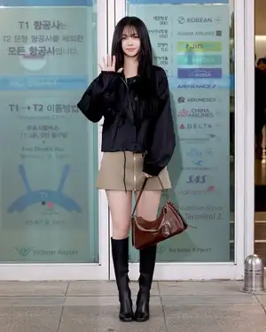 aespaカリナ、PRADAのイベント出席のためシンガポールへ…洗練されたフライトコーデ（朝鮮日報日本語版）