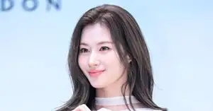 [Photo] TWICE Sana flashes heart with smile - CHOSUNBIZ