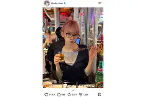 LE SSERAFIM SAKURA、ビールと串焼きを堪能する“ほろ酔い”ショット　「良い飲みっぷり」「こんな普通にいるの！？」