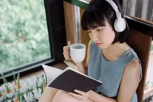 大人気アイドルグループ「IVE」ウォニョンが“持っているだけ”で本が爆売れ…!? 韓国で始まっている“アイドルセラー”のすさまじい経済効果に迫る（文春オンライン）
