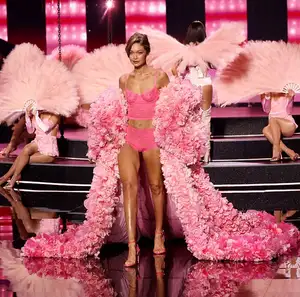 TWICEがゲスト出演! 「ヴィクトリアズ・シークレット」ファッションショー2025の全ルックを総覧