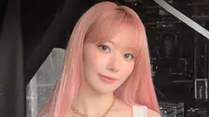 LE SSERAFIM・SAKURA ヘソ出し衣装でほっそりウエストを大胆披露!ミニ丈デニム×ロングブーツで美脚スラリ「夏のプリンセス」