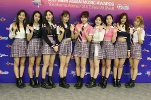 紅白出場の韓国発TWICE 美脚にペタリと貼ったバンソコウに親近感