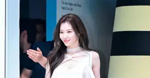 [Photo] TWICE Sana appears as goddess - CHOSUNBIZ