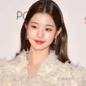 IVEウォニョン、自宅のお気に入りスポット公開「コレクションがすごすぎる」「美の秘密が詰まってる」と反響