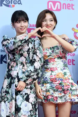 TWICE ナヨン&モモ、厚い信頼で結ばれた“桃姉妹” オーディション時代から築いてきた親友のような関係性