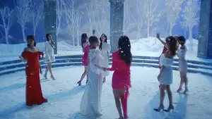 TWICE、雪の中にいるメンバーが可憐で儚い「Doughnut」MV公開