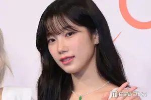 LE SSERAFIMカズハ、美腹筋際立つノースリ衣装姿に熱視線「圧巻のスタイル」「最強ビジュ」