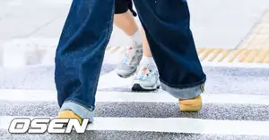 [Photo] LE SSERAFIM Hong Eun-chae dodges puddle - CHOSUNBIZ