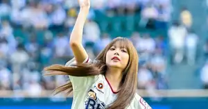 [Photo] LE SSERAFIM Hong Eun-chae delivers elegant first pitch - CHOSUNBIZ