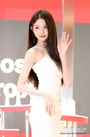 IVE's Jang Won-young to Throw First Pitch at Mets-Dodgers Game