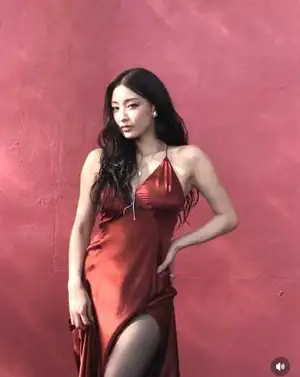 TWICE・ジヒョ、太ももまであらわな大胆スリットドレス姿でファンを魅了「なんて美しいの」「あなたみたいになりたい」