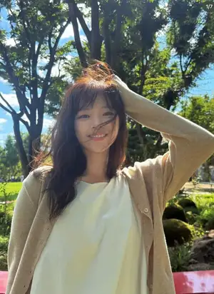 TWICE's Jeongyeon, lying on the grass.. halting activities, now sharing a brighter update