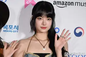 LE SSERAFIMウンチェ、美ウエスト輝くフロリダ・ディズニー満喫コーデ「くびれに目を奪われる」「ラフな姿でもスタイル抜群」