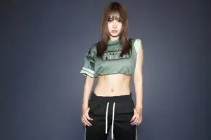 TWICEモモ＞引き締まったくびれを披露 超ミニスカで美脚も 「オニツカタイガー」ビジュアル公開（毎日キレイ）