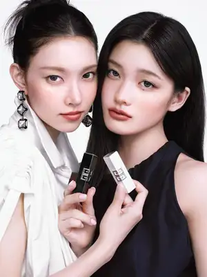 ILLIT YUNAH & IROHAが魅せる 「ジバンシイ」のケアするクチュールリップ