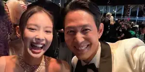 イ・ジョンジェ「イカゲーム」の撮影以来?BLACKPINK ジェニーと笑顔で再会