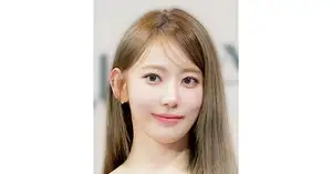 LE SSERAFIM・SAKURA、ピンクヘア×ショート丈トップス姿を青空の下で披露 「ピンクが本当に似合う」の声